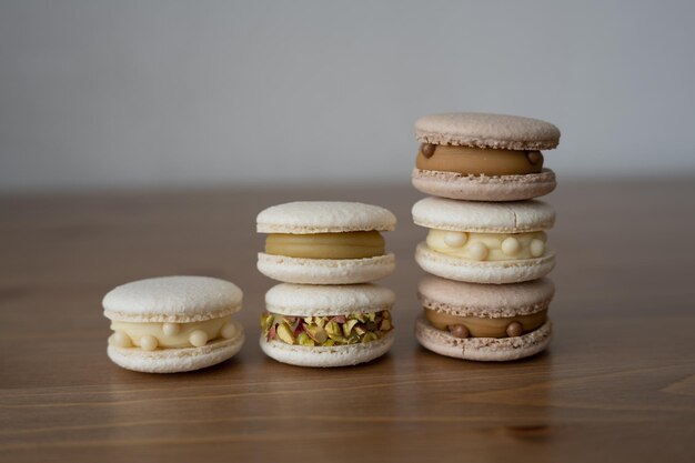 Photo sweet dessert macaroons on a wooden table