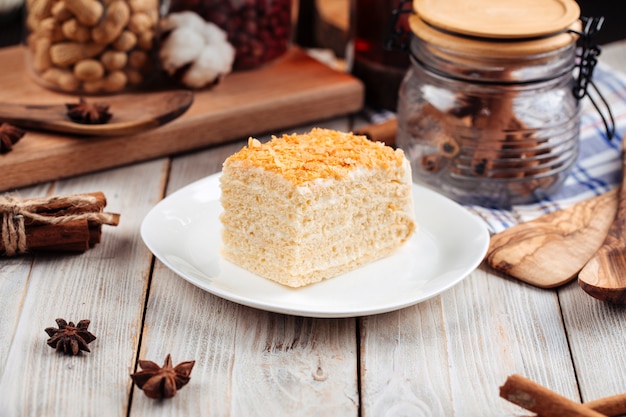 Foto fetta dolce del dessert di torta di miele su una zolla