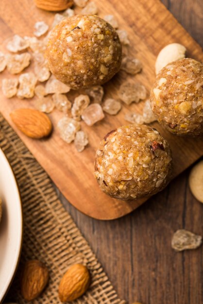 ドライフルーツと食用ガムを使用して作られたDinkacheladooまたはgondkeladdooとしても知られるSweetDink laddu