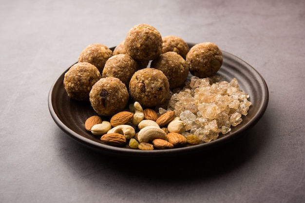 Sweet dink laddu ook bekend als dinkache ladoo of gond ke laddoo gemaakt met eetbare kauwgom met droog fruit