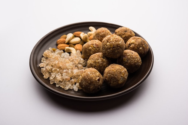 Sweet Dink laddu ook bekend als Dinkache ladoo of gond ke laddoo gemaakt met eetbare kauwgom met droog fruit