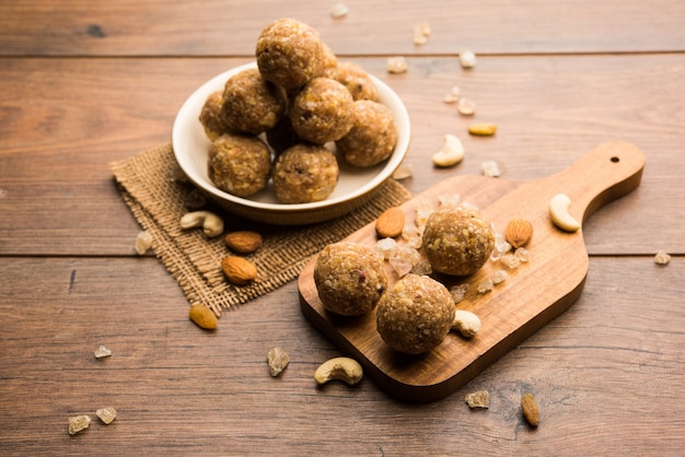 Sweet Dink laddu ook bekend als Dinkache ladoo of gond ke laddoo gemaakt met eetbare kauwgom met droog fruit