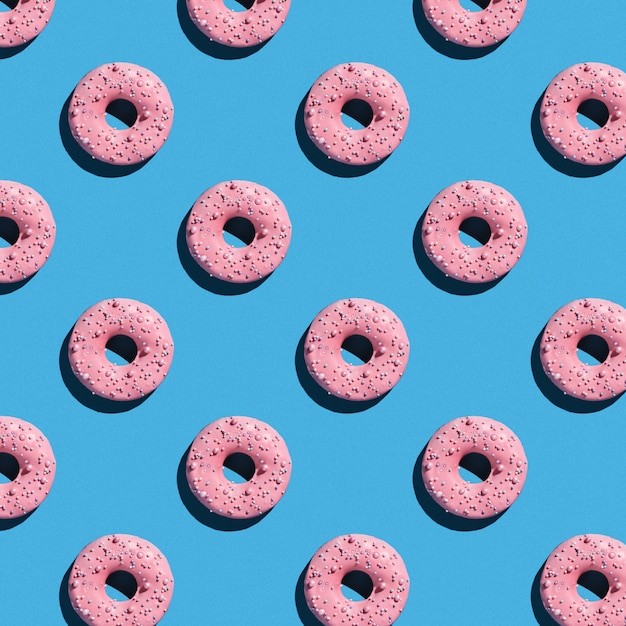 파란색 배경에 달콤한 도넛 패턴입니다.