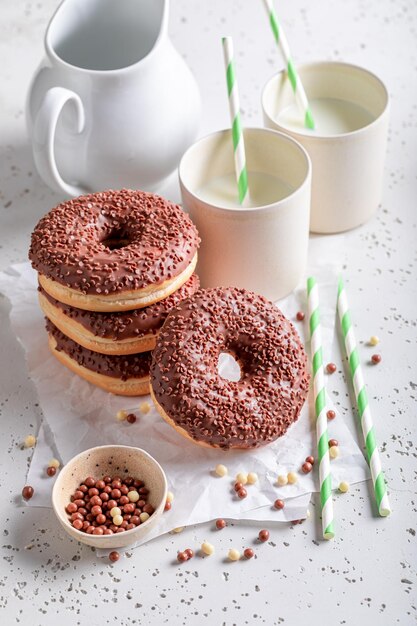 Foto le ciambelle dolci pronte da mangiare hanno il sapore migliore con il latte.