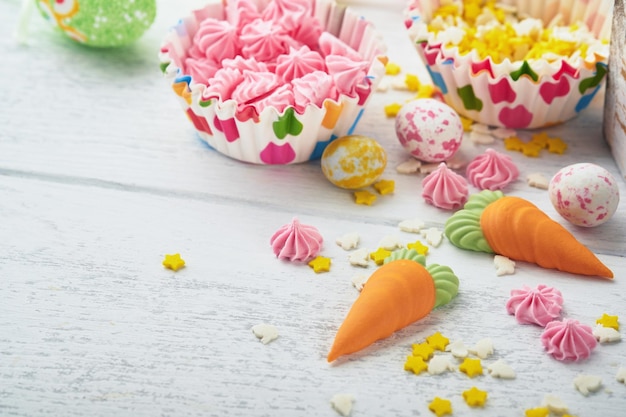 Sweet Easter concept Sweet Easter kids vakantie assortiment marshmallows konijn chocolaatjes paaseieren snoepjes bunny snacks op witte houten achtergrond Plat leggen Pasen decoratie idee Mock up