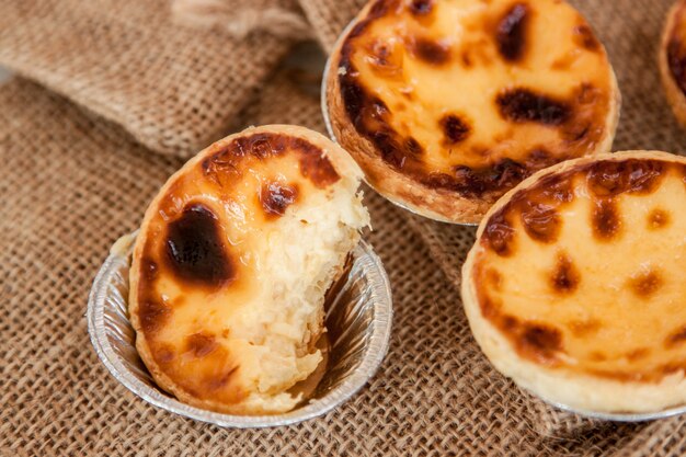 Сладкая еда Яичный пирог десерт вкусный, традиционный португальский десерт