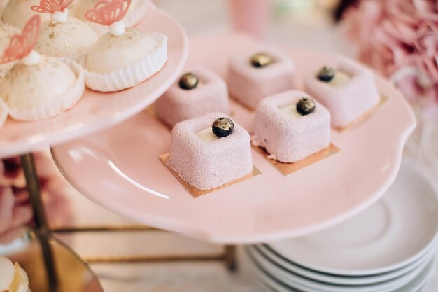 結婚式での甘い食べ物皿の上のピンクのケーキ