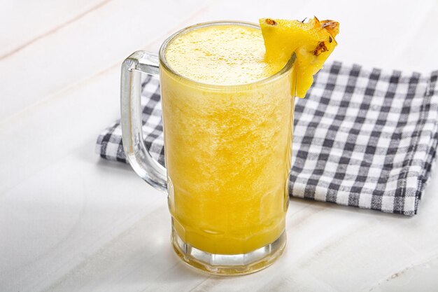 Сладкий свежий витаминный ананасовый сок