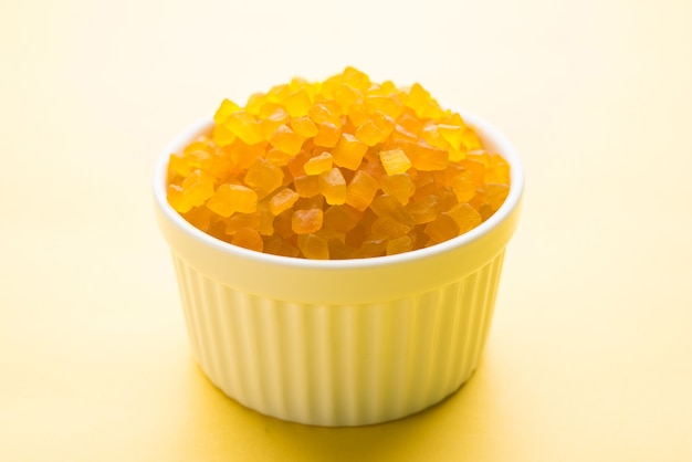 Конфеты из сладких фруктов, также известные как тутти-фрутти, цукаты, которые подают в миске, используемой в кастрюле масала в Индии, или в пирогах или сладостях.