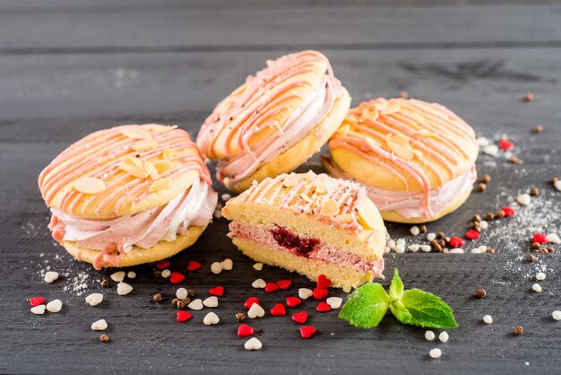 Foto biscotti di frutta dolci su fondo di legno