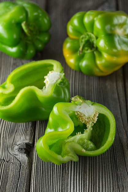 Photo sweet green pepper on wooden table