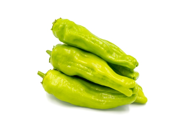 緑のピッパー 白い背景に分離された緑のペッパー 野菜 健康的なベガンの食事