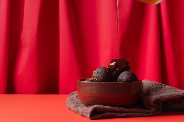 Photo sweet gulab jamun on red background