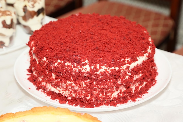 お茶を飲むためのテーブルの上に甘い手作りのケーキ赤い色
