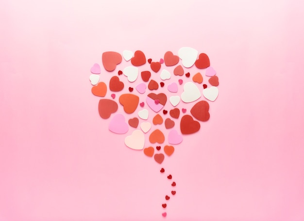 Foto un dolce cuore fatto di cuori in uno sfondo rosa per san valentino