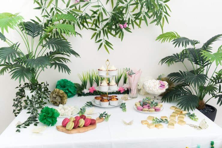 緑の植物の装飾でクリームと美味しいカップケーキと甘いホリデーテーブル