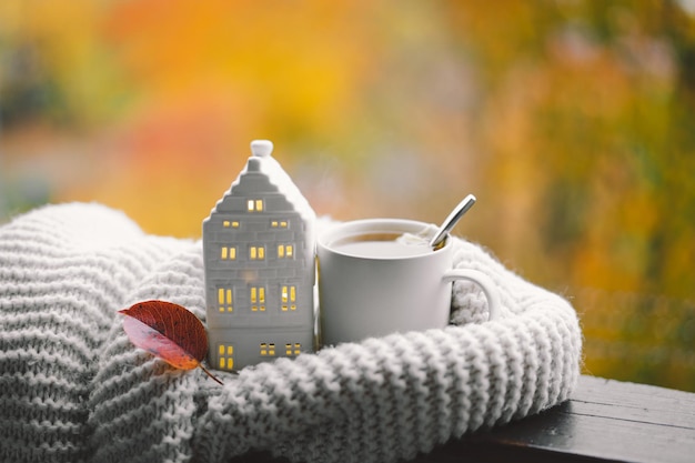 Foto sweet home stilleven details in huis op een houten raam trui hete thee en herfst decor herfst interieur gezellige herfststemming thanksgiving halloween gezellig herfst of winter concept
