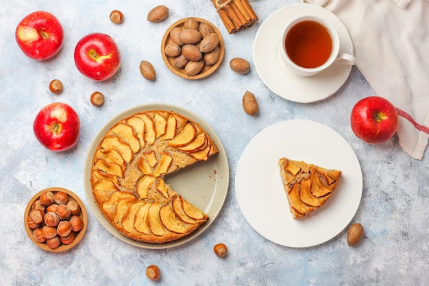 Photo sweet homemade apple cake with cinnamon