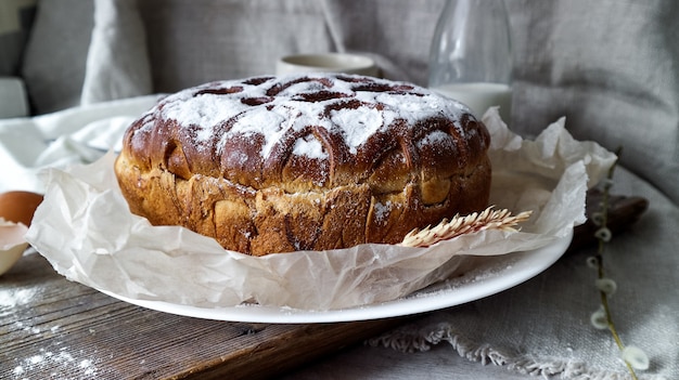 Torta dolce fatta in casa su sfondo chiaro