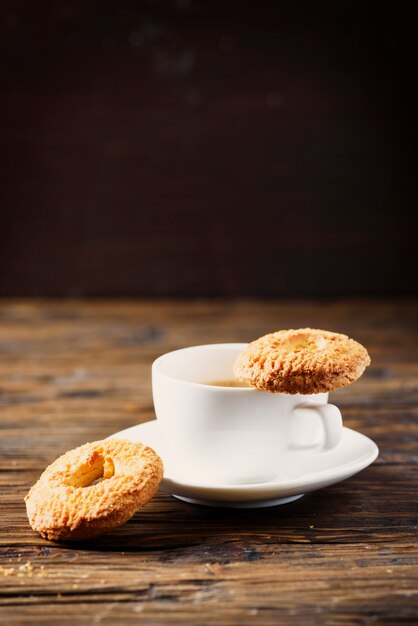 Biscotti dolci fatti in casa e tazza di caffè, messa a fuoco selettiva e copyspace