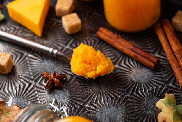 Foto confettura dolce di zucca fatta in casa in vasetto