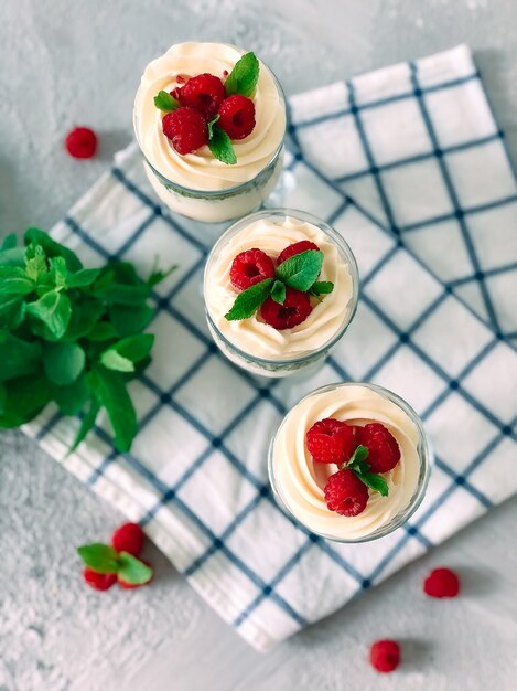 Photo sweet homemade trifle dessert with raspberries and cream cheese.