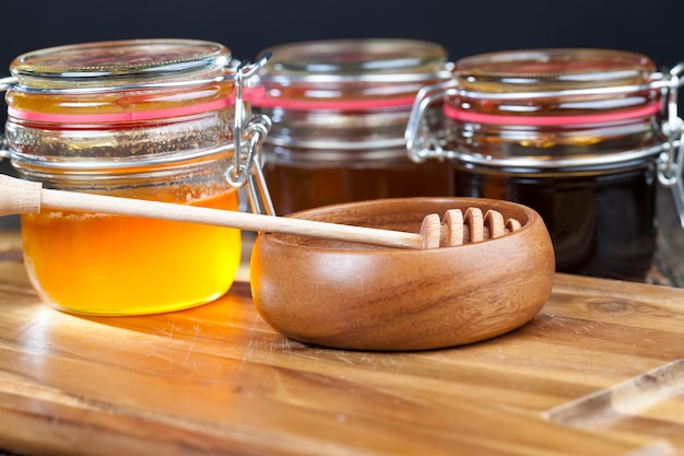 다양한 종류의 달콤한 꿀