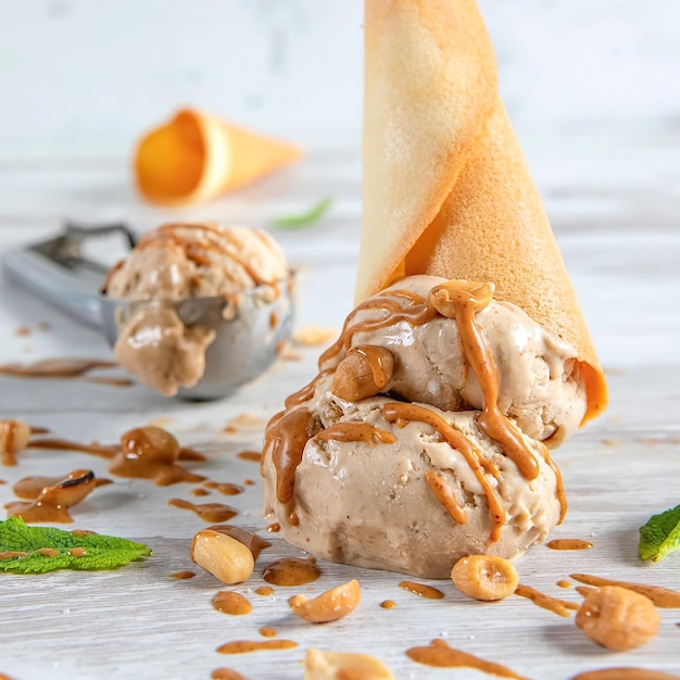 Foto dolce gelato con la freschezza del cono e gustoso dessert cioccolato e fragola