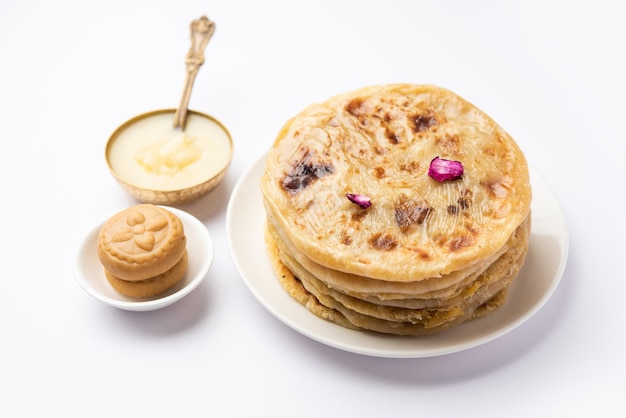 Photo sweet khoya roti or peda chapati paratha made using thickened cream milk or khoa khowa mawa