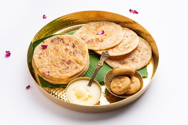 걸쭉한 크림 우유 또는 Khoa khowa mawa를 사용하여 만든 Sweet Khoya roti 또는 Peda chapati paratha