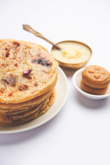 걸쭉한 크림 우유 또는 Khoa khowa mawa를 사용하여 만든 Sweet Khoya roti 또는 Peda chapati paratha