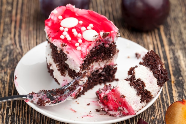 Torta rossa dolce a strati al gusto di ciliegia