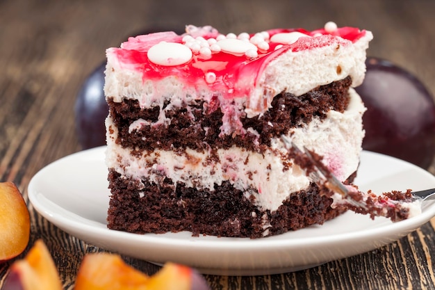 Torta rossa dolce a strati al gusto di ciliegia