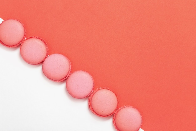 Macarons dolci isolati sul colore rosa