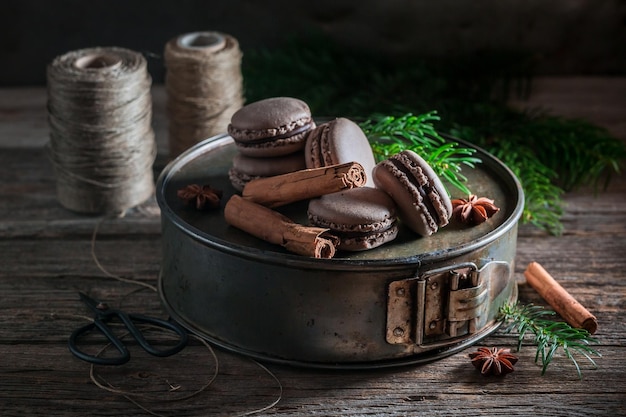 クリスマスにシナモンとチョコレートを添えた甘いマカロン