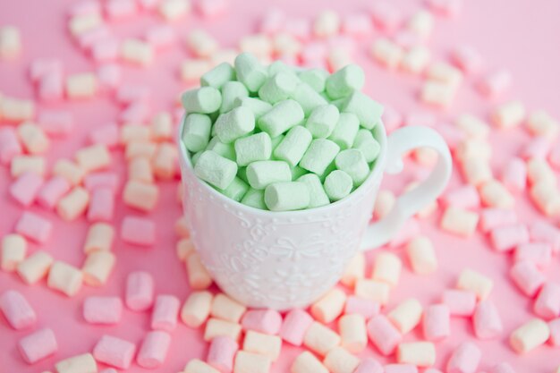 Foto marshmallow dolce in tazza bianca