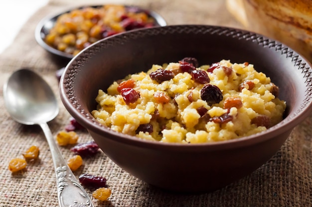 Porridge di miglio dolce con uvetta e mirtilli rossi secchi