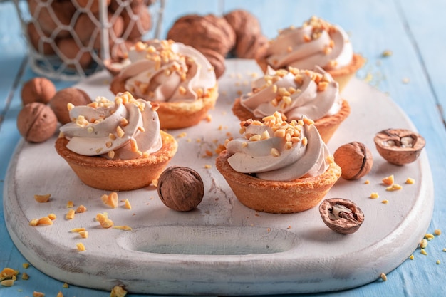 Sweet mini tartlets made of crunchy ingredients