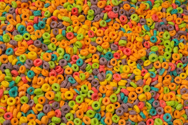 Dolci fiocchi multicolori, fiocchi di cereali come sfondo..