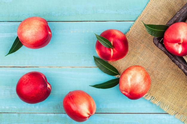 Photo sweet nectarine on wooden background