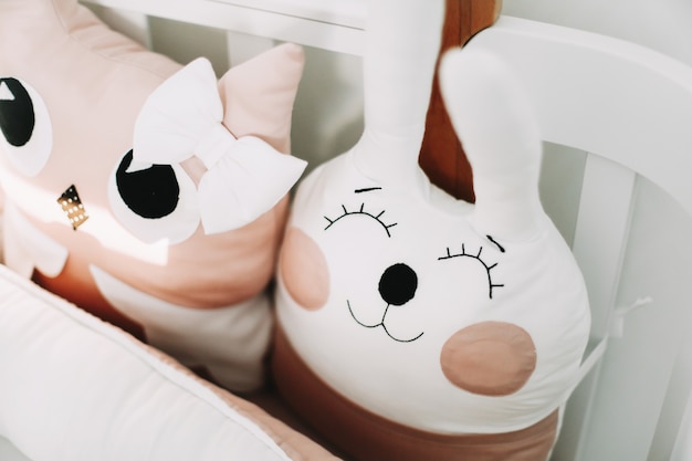 милые украшения детской комнаты стильный интерьер детской комнаты с удобной кроваткой и забавными розовыми декоративными подушками