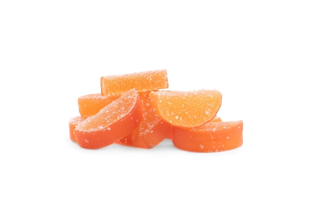 Сладкие апельсиновые желейные конфеты на белом фоне