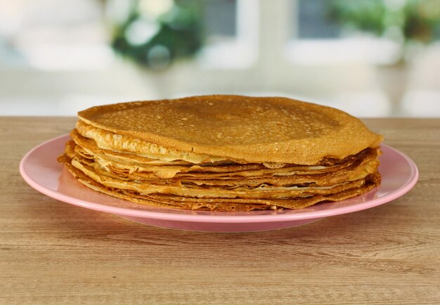 Foto pancake dolci sul piatto sul tavolo in cucina