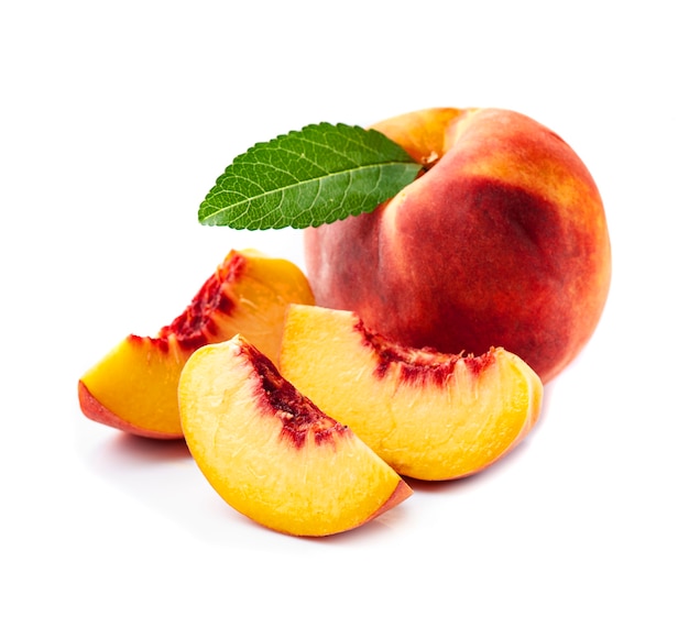 白い背景の葉と滑らかな甘い桃の果実。