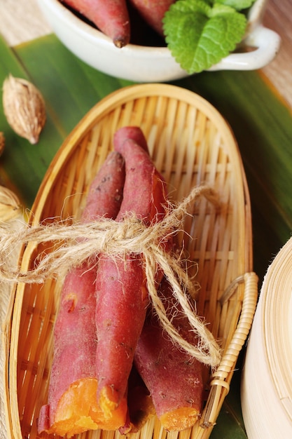 Foto la patata dolce ha bollito delizioso su fondo di legno