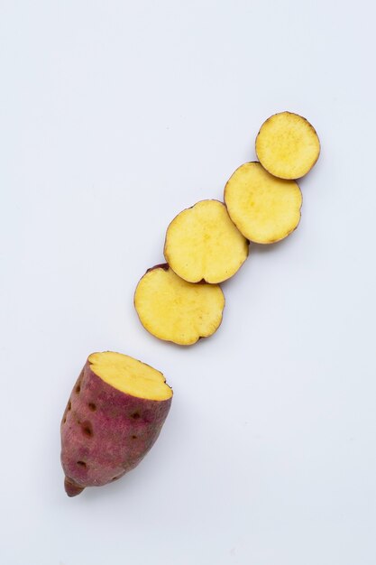 Photo sweet potato on white wall. top view