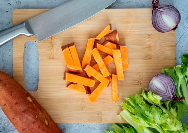 Foto patata dolce su una tavola di legno preparazione della zuppa di verdure