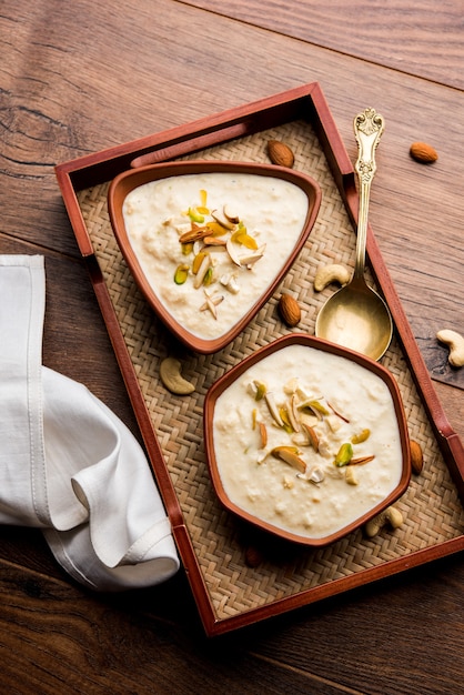 달콤한 라브디(Sweet Rabdi) 또는 라차 라브리(Lachha Rabri) 또는 바순디(basundi)는 마른 과일로 장식된 순수한 우유로 만듭니다. 변덕스러운 배경 위에 그릇에 제공됩니다. 선택적 초점
