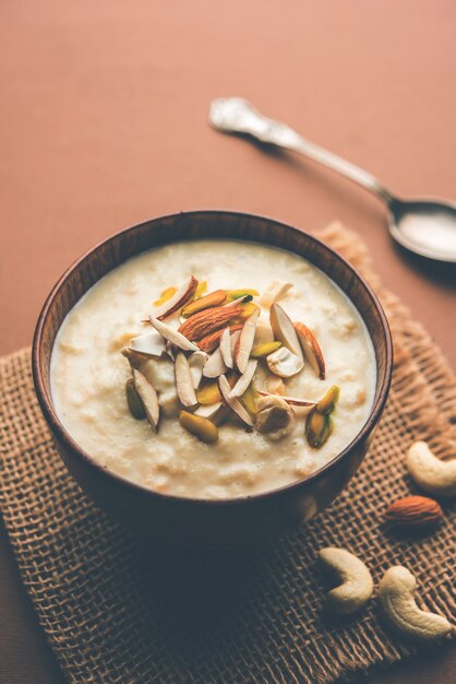 달콤한 라브디(Sweet Rabdi) 또는 라차 라브리(Lachha Rabri) 또는 바순디(basundi)는 마른 과일로 장식된 순수한 우유로 만듭니다. 변덕스러운 배경 위에 그릇에 제공됩니다. 선택적 초점