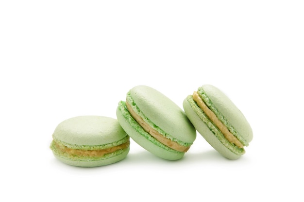 Сладкие macarons малины, изолированные на белом фоне.